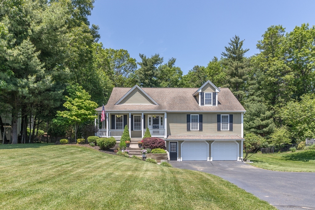 9 Camelot Ln, Easthampton, Massachusetts, 3 Bedrooms Bedrooms, 6 Rooms Rooms,2.5 BathroomsBathrooms,Residential,For Sale,Camelot Ln,73385361