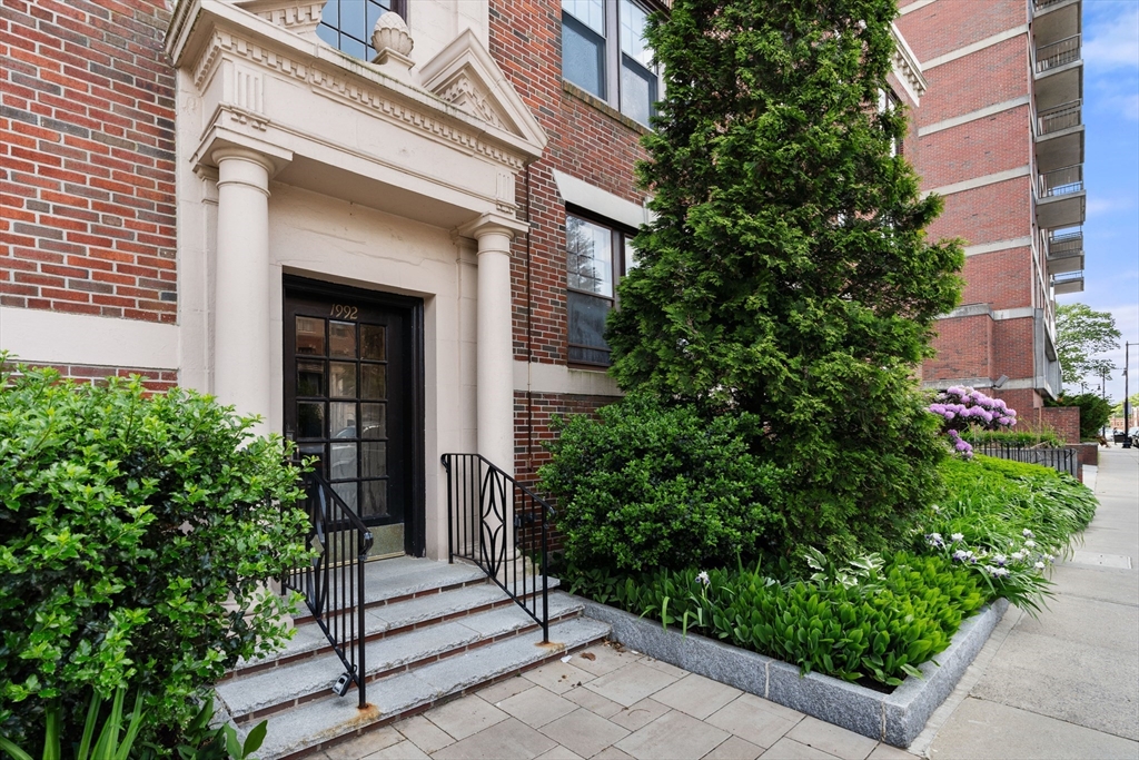 1992 Commonwealth Ave, Boston, Massachusetts, 2 Bedrooms Bedrooms, 4 Rooms Rooms,1 BathroomBathrooms,Residential,For Sale,Commonwealth Ave,73385367