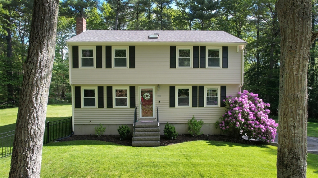 1000 Forest St, North Andover, Massachusetts, 4 Bedrooms Bedrooms, 7 Rooms Rooms,2.5 BathroomsBathrooms,Residential,For Sale,Forest St,73385397