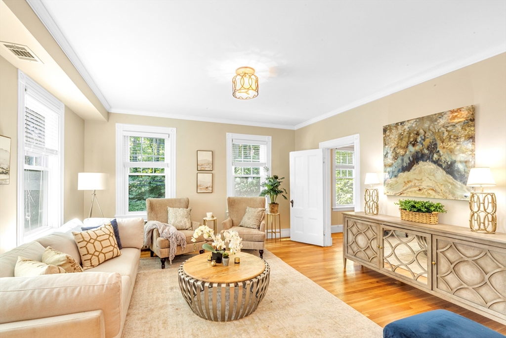 3 Edge Hill Street, Boston, Massachusetts, 2 Bedrooms Bedrooms, 5 Rooms Rooms,1 BathroomBathrooms,Residential,For Sale,Edge Hill Street,73385412