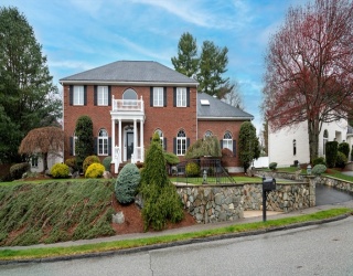 12 Ledgewood Rd, Saugus, Massachusetts, 4 Bedrooms Bedrooms, 11 Rooms Rooms,3.5 BathroomsBathrooms,Residential,For Sale,Ledgewood Rd,73385572