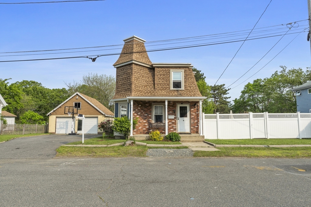 14 Moray St, Lynn, Massachusetts, 3 Bedrooms Bedrooms, 5 Rooms Rooms,1.5 BathroomsBathrooms,Residential,For Sale,Moray St,73385573