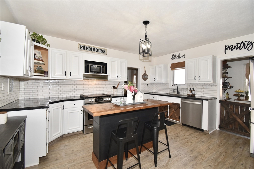 181 Lebanon St, Springfield, Massachusetts, 3 Bedrooms Bedrooms, 7 Rooms Rooms,2 BathroomsBathrooms,Residential,For Sale,Lebanon St,73385581