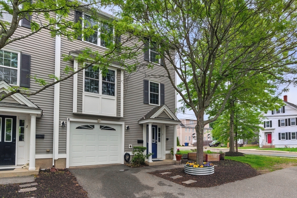73 Liberty St, Danvers, Massachusetts, 2 Bedrooms Bedrooms, 5 Rooms Rooms,1.5 BathroomsBathrooms,Residential,For Sale,Liberty St,73385406