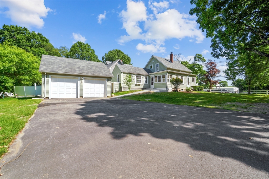 22 E Grove St, Middleboro, Massachusetts, 3 Bedrooms Bedrooms, 6 Rooms Rooms,2 BathroomsBathrooms,Residential,For Sale,E Grove St,73385696