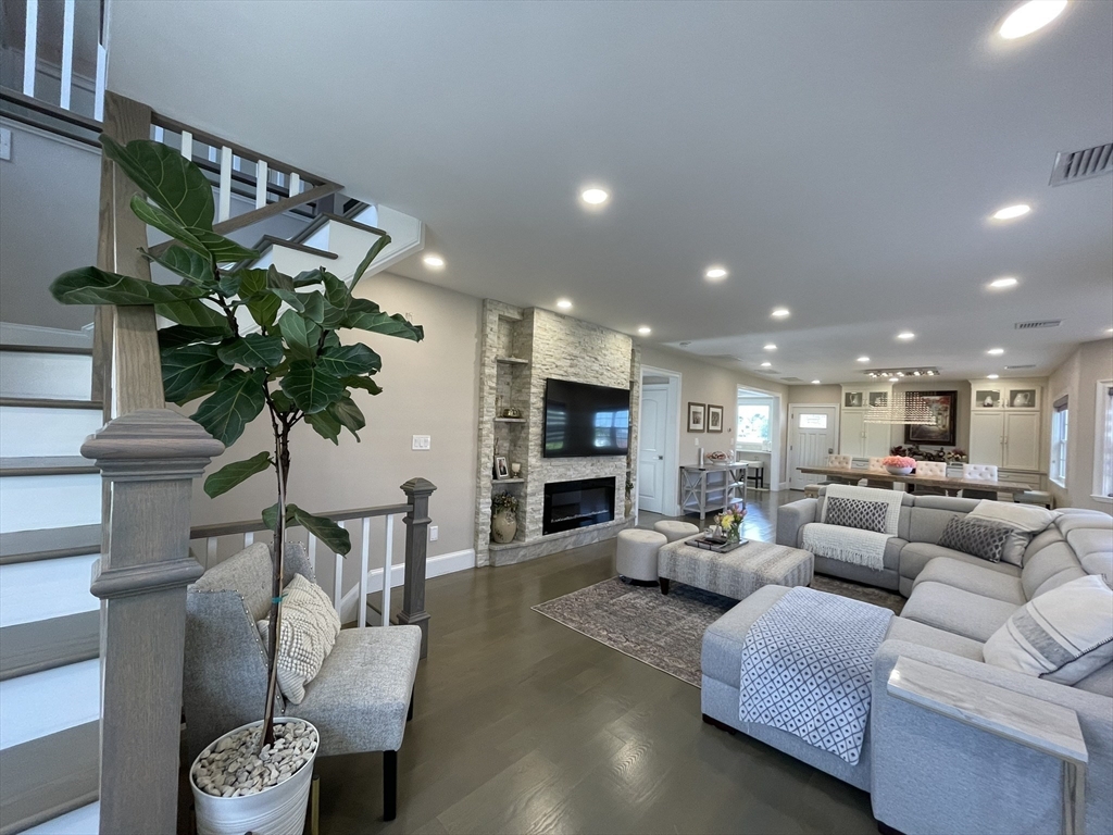 20 Trevalley, Revere, Massachusetts, 3 Bedrooms Bedrooms, 7 Rooms Rooms,2 BathroomsBathrooms,Residential Lease,For Rent,Trevalley,73385738