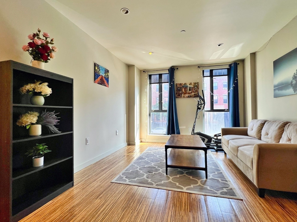 691 Massachusetts, Boston, Massachusetts, 1 Bedroom Bedrooms, 5 Rooms Rooms,1 BathroomBathrooms,Residential Lease,For Rent,Massachusetts,73385869