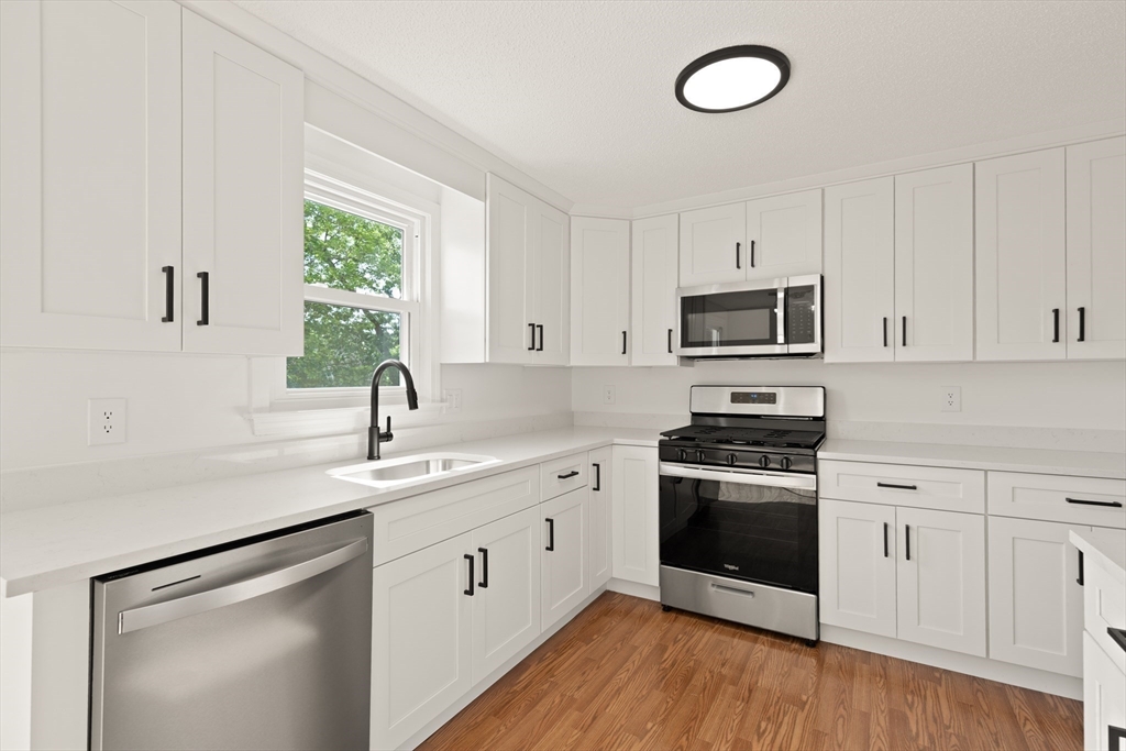 126 Willard St, Lowell, Massachusetts, 2 Bedrooms Bedrooms, 4 Rooms Rooms,1.5 BathroomsBathrooms,Residential,For Sale,Willard St,73385814
