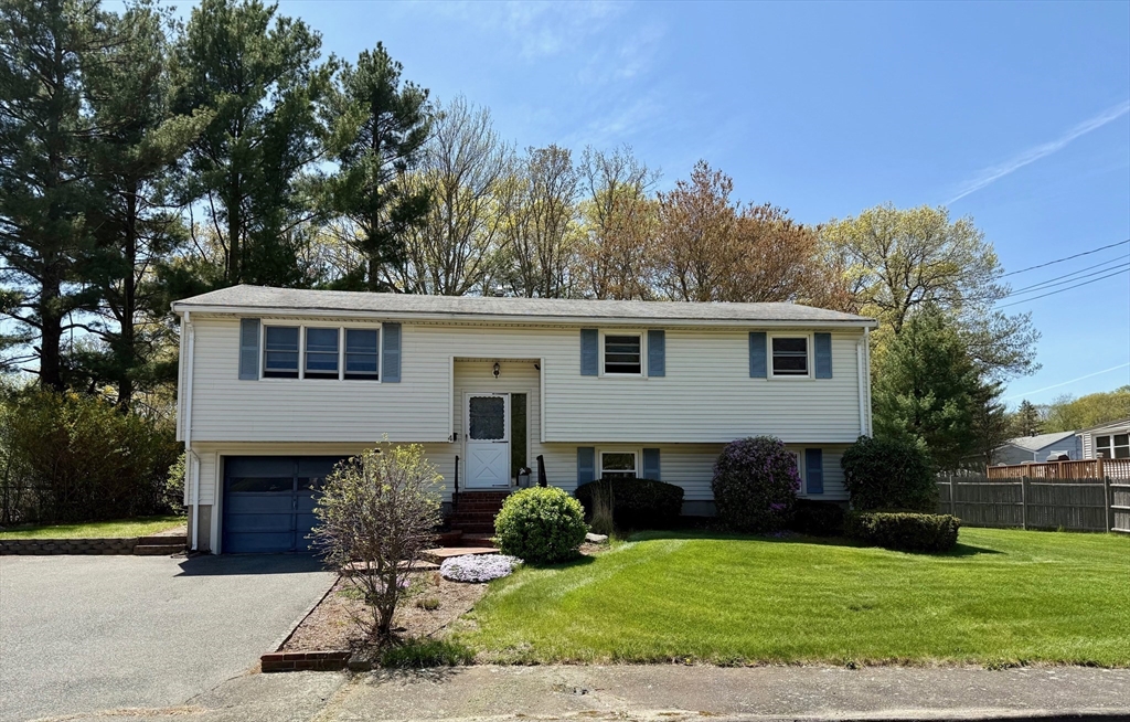 4 Fernandez Circle, Randolph, Massachusetts, 3 Bedrooms Bedrooms, 7 Rooms Rooms,1.5 BathroomsBathrooms,Residential,For Sale,Fernandez Circle,73385957