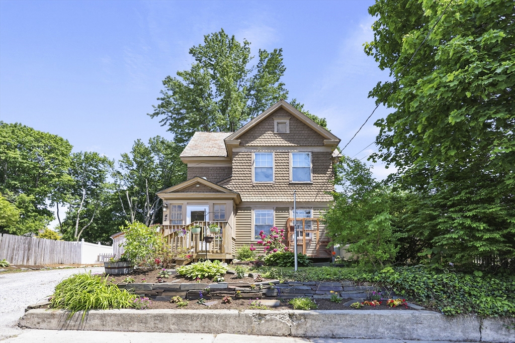 42 Briggs Ave, Pittsfield, Massachusetts, 3 Bedrooms Bedrooms, 6 Rooms Rooms,2 BathroomsBathrooms,Residential,For Sale,Briggs Ave,73386028