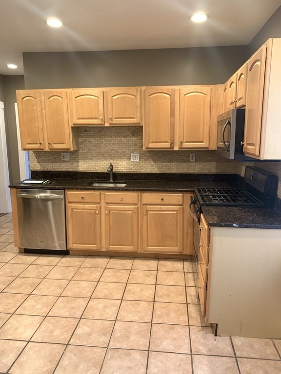 137 Sharon St, Medford, Massachusetts, 2 Bedrooms Bedrooms, 5 Rooms Rooms,1 BathroomBathrooms,Residential Lease,For Rent,Sharon St,73386196