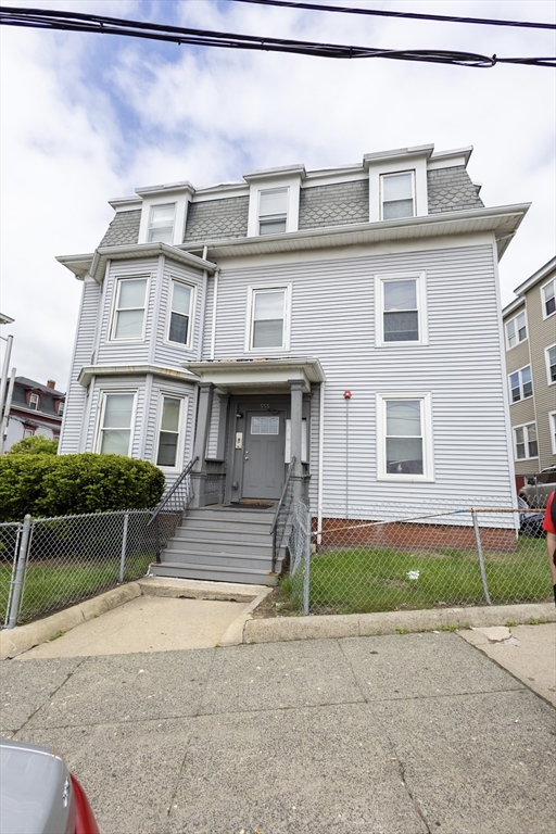 555 Essex Street, Lynn, Massachusetts, 1 Bedroom Bedrooms, 4 Rooms Rooms,1 BathroomBathrooms,Residential Lease,For Rent,Essex Street,73386249