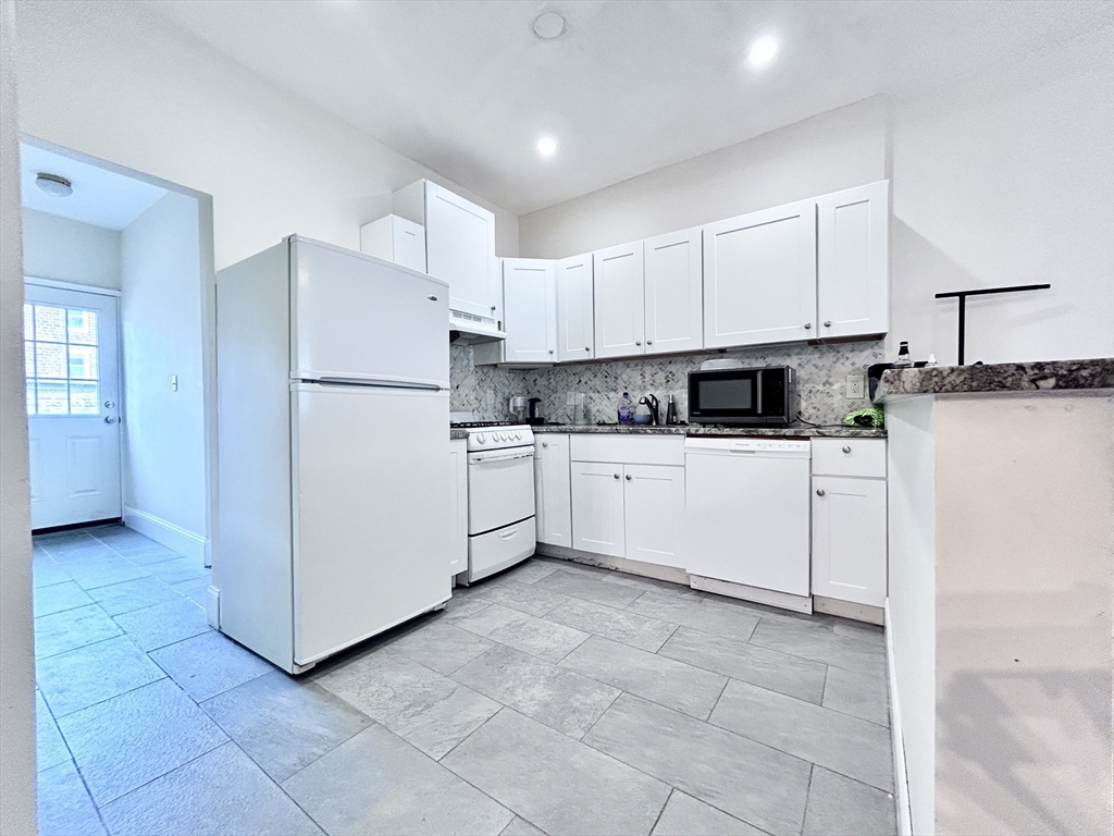 61 Thatcher St, Brookline, Massachusetts, 2 Bedrooms Bedrooms, 4 Rooms Rooms,1 BathroomBathrooms,Residential Lease,For Rent,Thatcher St,73386262