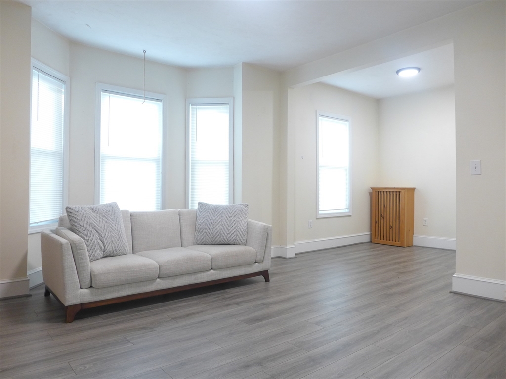 92 Hyde Park Ave, Boston, Massachusetts, 2 Bedrooms Bedrooms, 3 Rooms Rooms,1 BathroomBathrooms,Residential Lease,For Rent,Hyde Park Ave,73386177