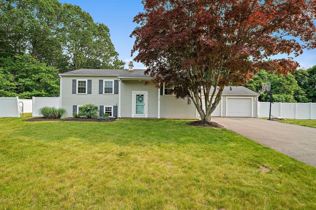 16 Chandler Dr, Marshfield, Massachusetts, 3 Bedrooms Bedrooms, 8 Rooms Rooms,1.5 BathroomsBathrooms,Residential,For Sale,Chandler Dr,73386282