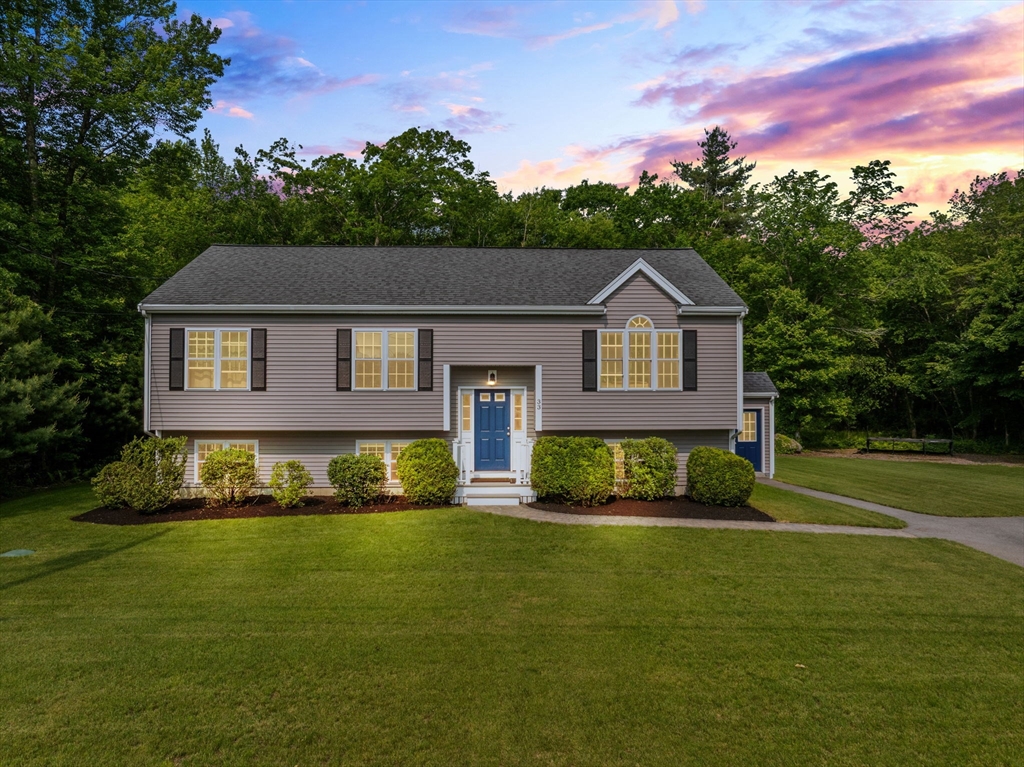 33 Beaver Street, Whitman, Massachusetts, 5 Bedrooms Bedrooms, 5 Rooms Rooms,3 BathroomsBathrooms,Residential,For Sale,Beaver Street,73386284