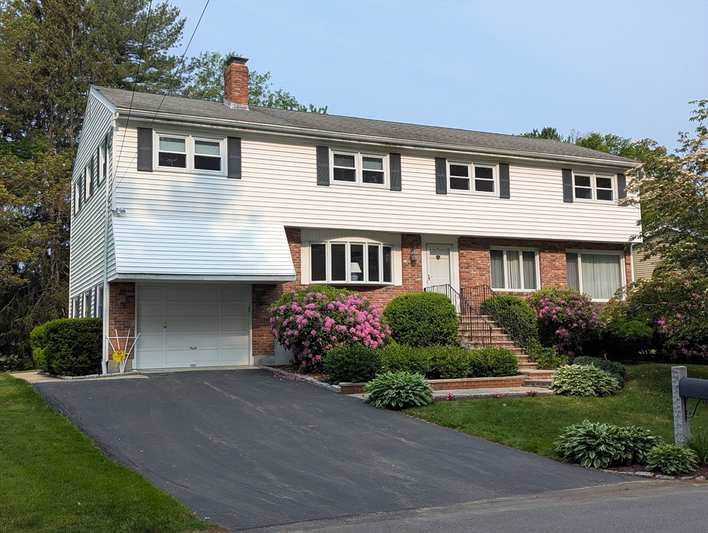 9 Stephanie St, Burlington, Massachusetts, 4 Bedrooms Bedrooms, 12 Rooms Rooms,3 BathroomsBathrooms,Residential,For Sale,Stephanie St,73386155