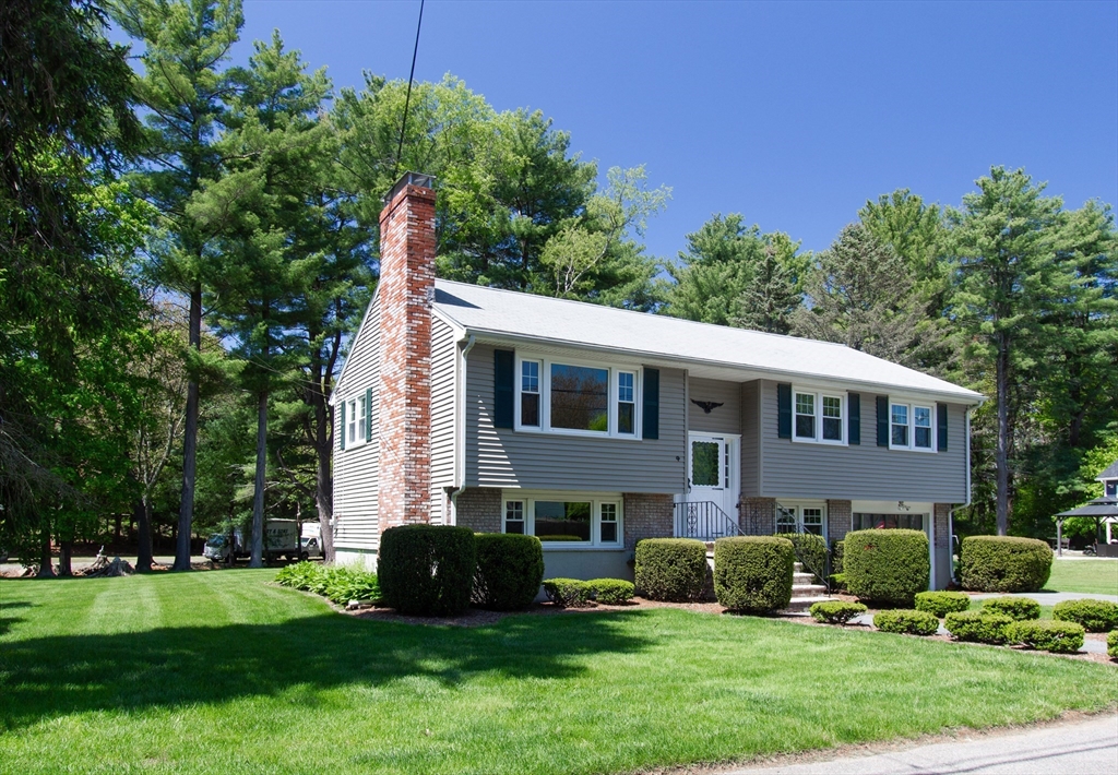 4 Morningside Drive, Beverly, Massachusetts, 4 Bedrooms Bedrooms, 9 Rooms Rooms,1.5 BathroomsBathrooms,Residential,For Sale,Morningside Drive,73386091