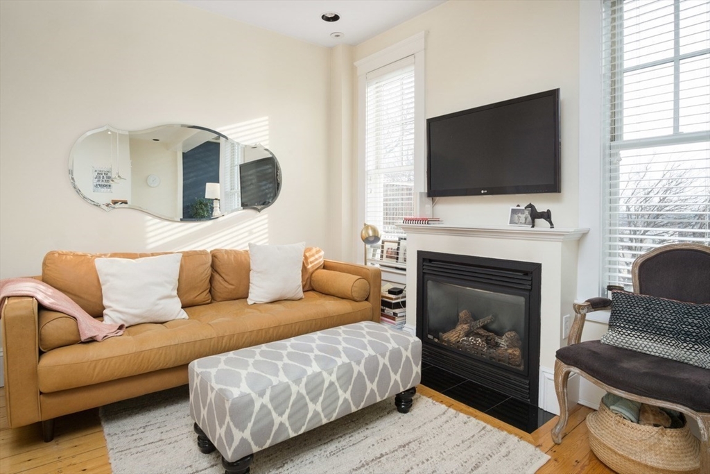51 Elm St, Boston, Massachusetts, 2 Bedrooms Bedrooms, 4 Rooms Rooms,1.5 BathroomsBathrooms,Residential,For Sale,Elm St,73386094