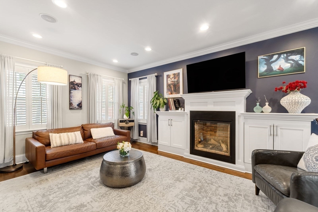 14 Essex Street, Boston, Massachusetts, 4 Bedrooms Bedrooms, 8 Rooms Rooms,3.5 BathroomsBathrooms,Residential,For Sale,Essex Street,73386413