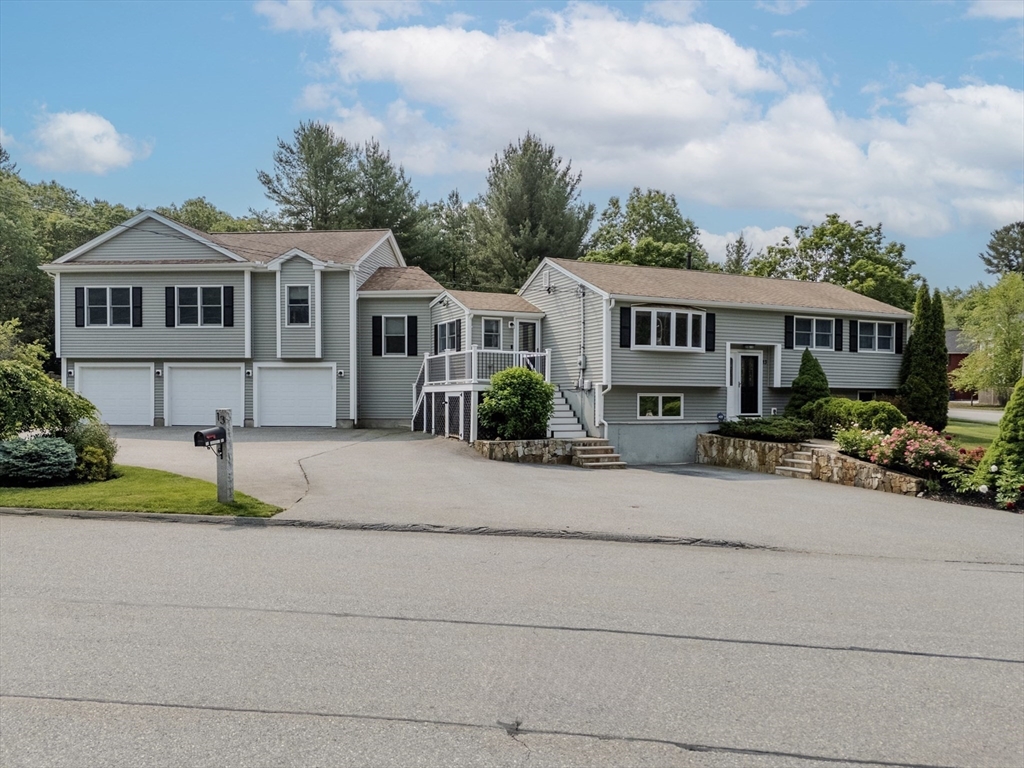 13 Lantern Lane, Billerica, Massachusetts, 4 Bedrooms Bedrooms, 10 Rooms Rooms,3 BathroomsBathrooms,Residential,For Sale,Lantern Lane,73386711