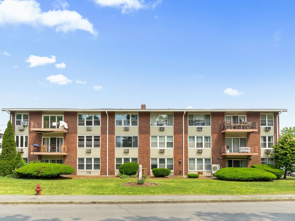 977 Westford St, Lowell, Massachusetts, 2 Bedrooms Bedrooms, 4 Rooms Rooms,2 BathroomsBathrooms,Residential,For Sale,Westford St,73386107