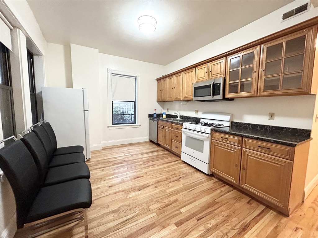 69 Highland St, Boston, Massachusetts, 2 Bedrooms Bedrooms, 5 Rooms Rooms,1.5 BathroomsBathrooms,Residential Lease,For Rent,Highland St,73386798