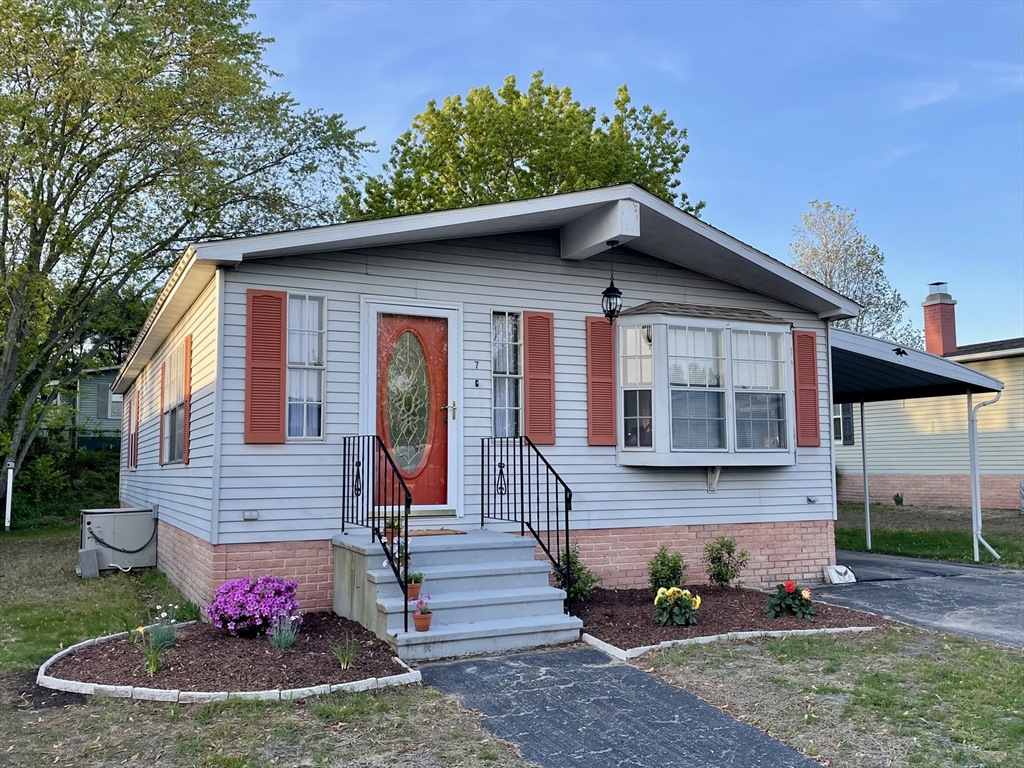 7 Queens Road, Attleboro, Massachusetts, 2 Bedrooms Bedrooms, 5 Rooms Rooms,2 BathroomsBathrooms,Residential,For Sale,Road,73379183