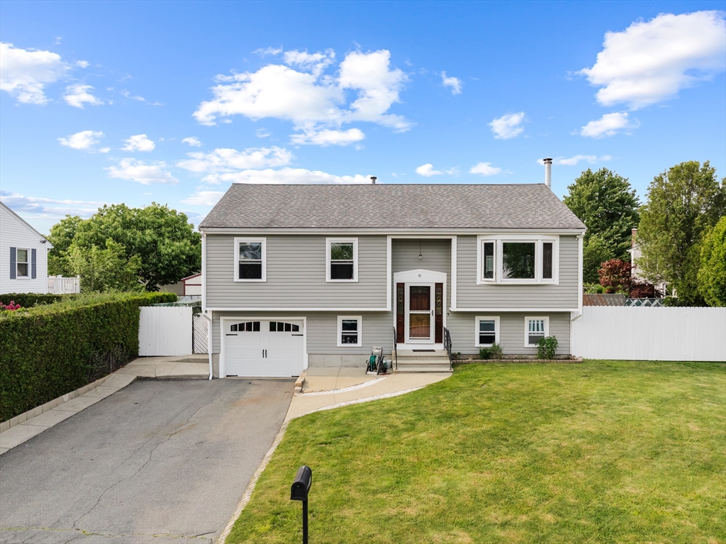 41 Heritage Ct., New Bedford, Massachusetts, 3 Bedrooms Bedrooms, 6 Rooms Rooms,2 BathroomsBathrooms,Residential,For Sale,Heritage Ct.,73386880