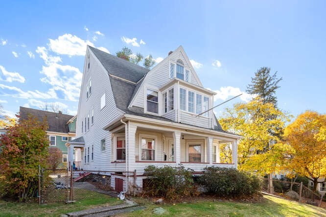 4 - 6 West Street, Arlington, Massachusetts, 7 Bedrooms Bedrooms, 14 Rooms Rooms,2 BathroomsBathrooms,Residential Income,For Sale,West Street,73386776