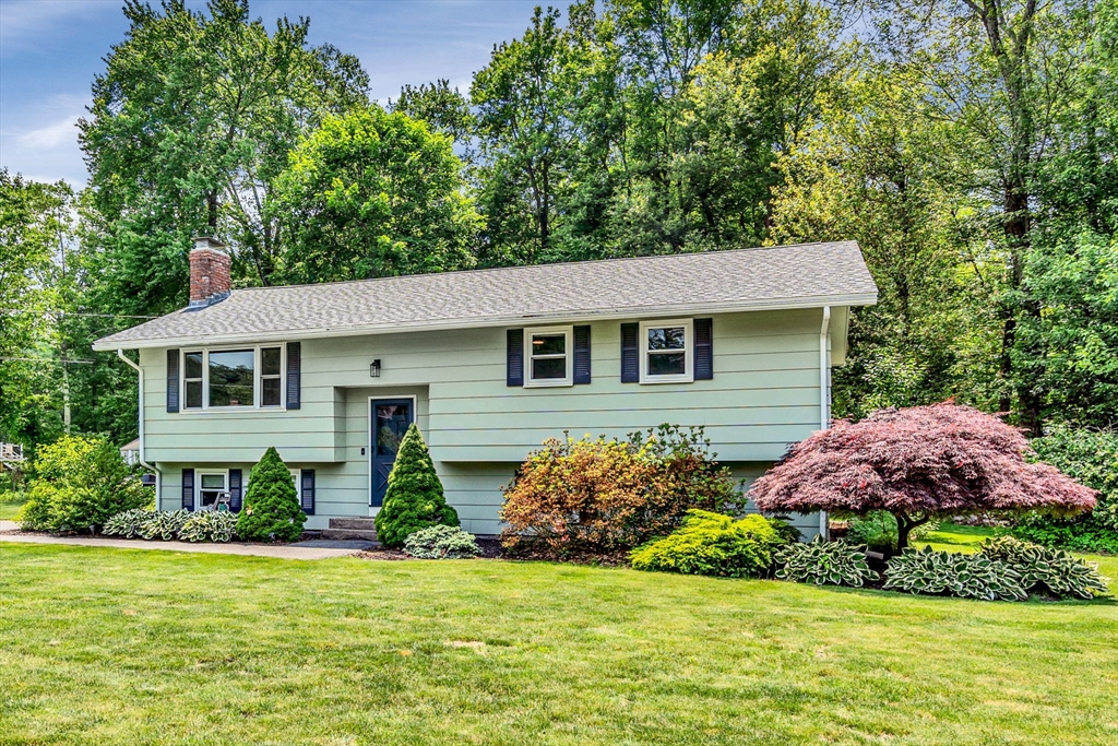 24 John Robinson Dr, Hudson, Massachusetts, 3 Bedrooms Bedrooms, 7 Rooms Rooms,1.5 BathroomsBathrooms,Residential,For Sale,John Robinson Dr,73386954
