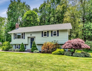 24 John Robinson Dr, Hudson, Massachusetts, 3 Bedrooms Bedrooms, 7 Rooms Rooms,1.5 BathroomsBathrooms,Residential,For Sale,John Robinson Dr,73386954