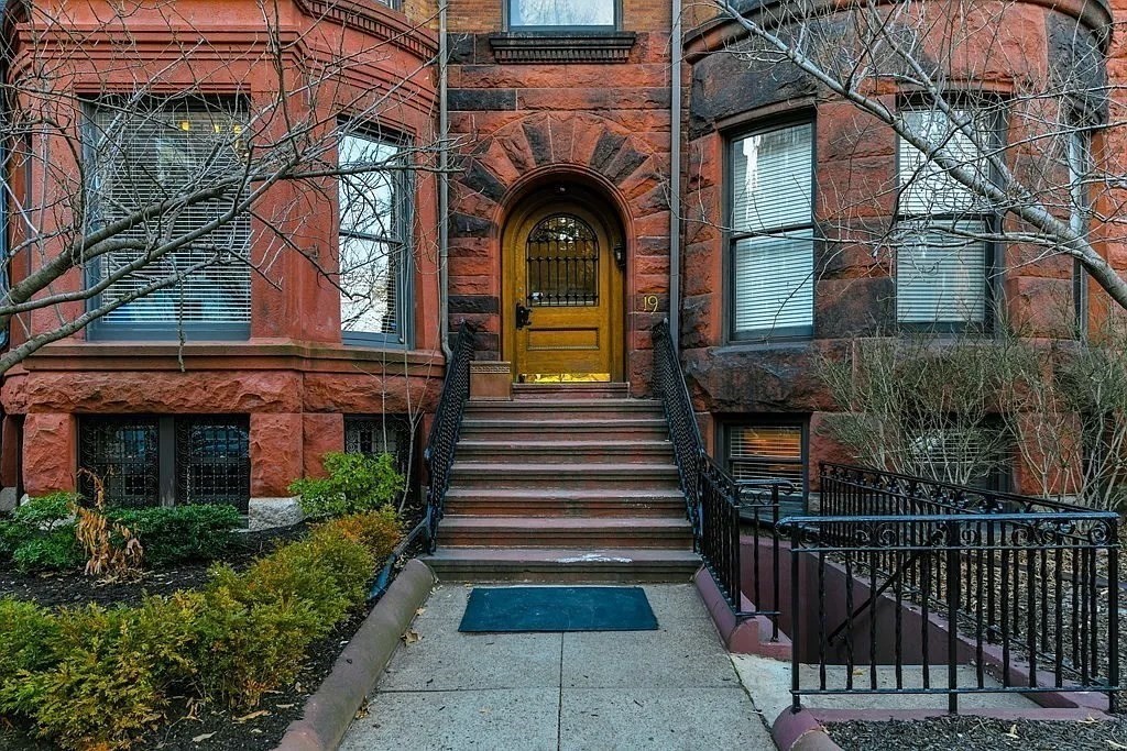 19 Bay State Road, Boston, Massachusetts, 2 Bedrooms Bedrooms, 4 Rooms Rooms,2 BathroomsBathrooms,Residential,For Sale,Bay State Road,73386975