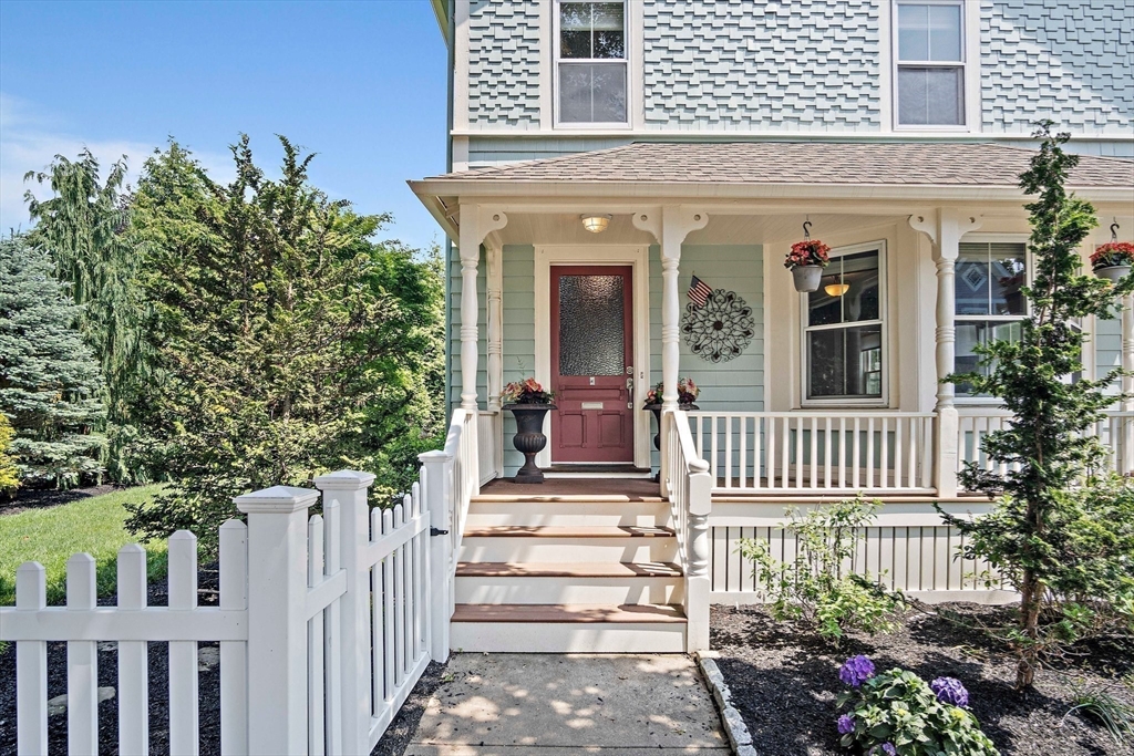 35 Harvard Street, Winchester, Massachusetts, 5 Bedrooms Bedrooms, 8 Rooms Rooms,2 BathroomsBathrooms,Residential,For Sale,Harvard Street,73387036