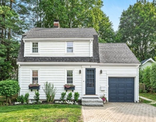 8 Garfield Avenue, Winchester, Massachusetts, 3 Bedrooms Bedrooms, 7 Rooms Rooms,2 BathroomsBathrooms,Residential,For Sale,Garfield Avenue,73387071