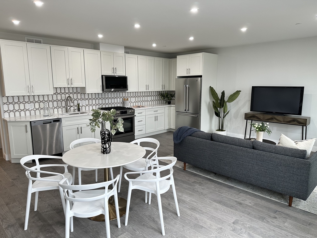 197 Condor St, Boston, Massachusetts, 2 Bedrooms Bedrooms, 4 Rooms Rooms,2 BathroomsBathrooms,Residential Lease,For Rent,Condor St,73387015