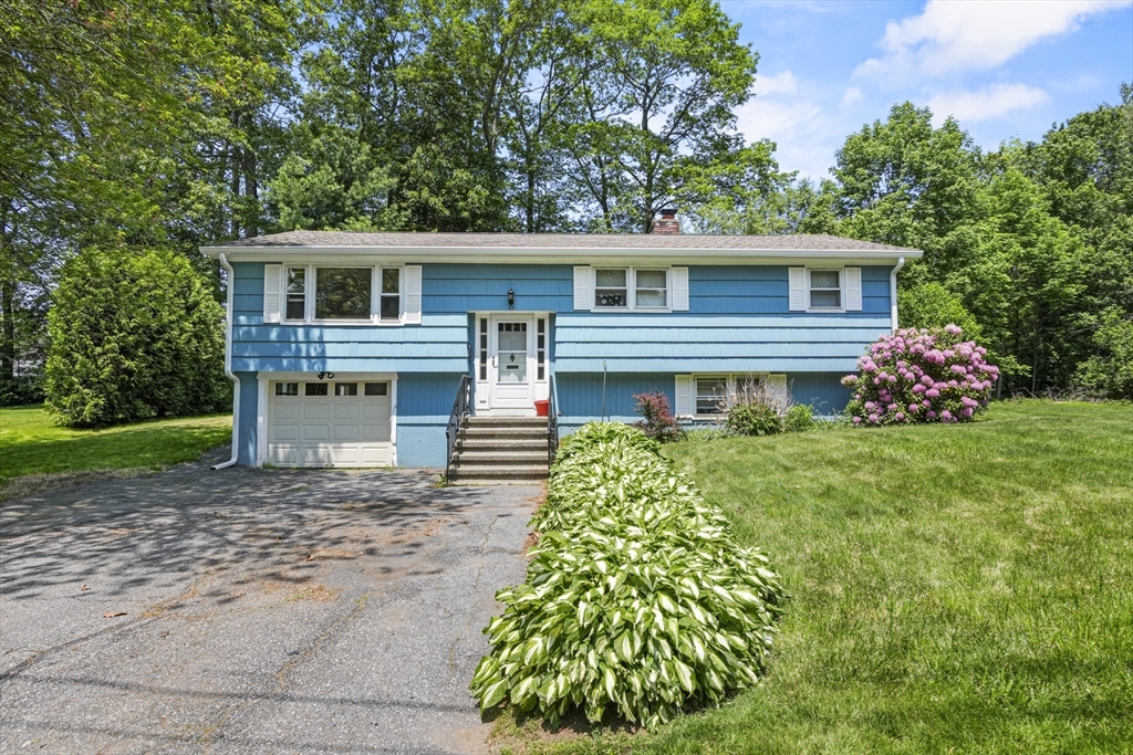 29 Mayflower Circle, Leicester, Massachusetts, 3 Bedrooms Bedrooms, 7 Rooms Rooms,1.5 BathroomsBathrooms,Residential,For Sale,Mayflower Circle,73387103