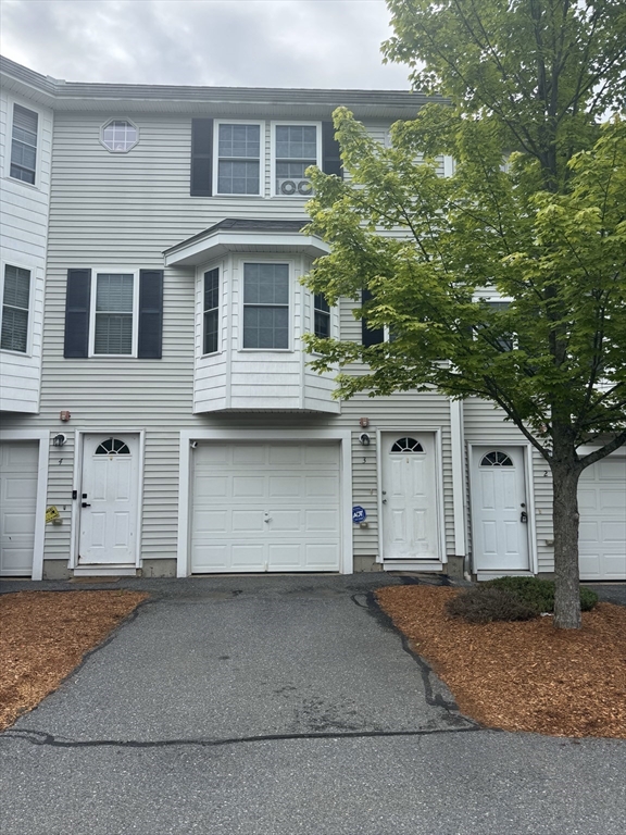 97 Hildreth St, Lowell, Massachusetts, 2 Bedrooms Bedrooms, 4 Rooms Rooms,1.5 BathroomsBathrooms,Residential,For Sale,Hildreth St,73383052