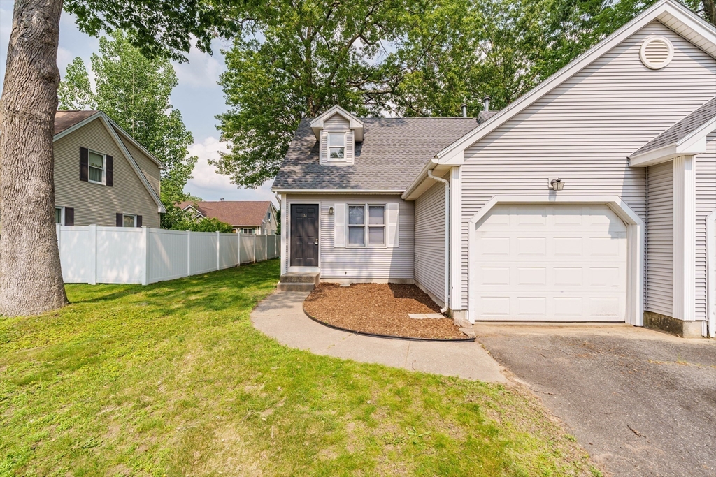 34 Luden St, Springfield, Massachusetts, 2 Bedrooms Bedrooms, 4 Rooms Rooms,1.5 BathroomsBathrooms,Residential,For Sale,Luden St,73387336