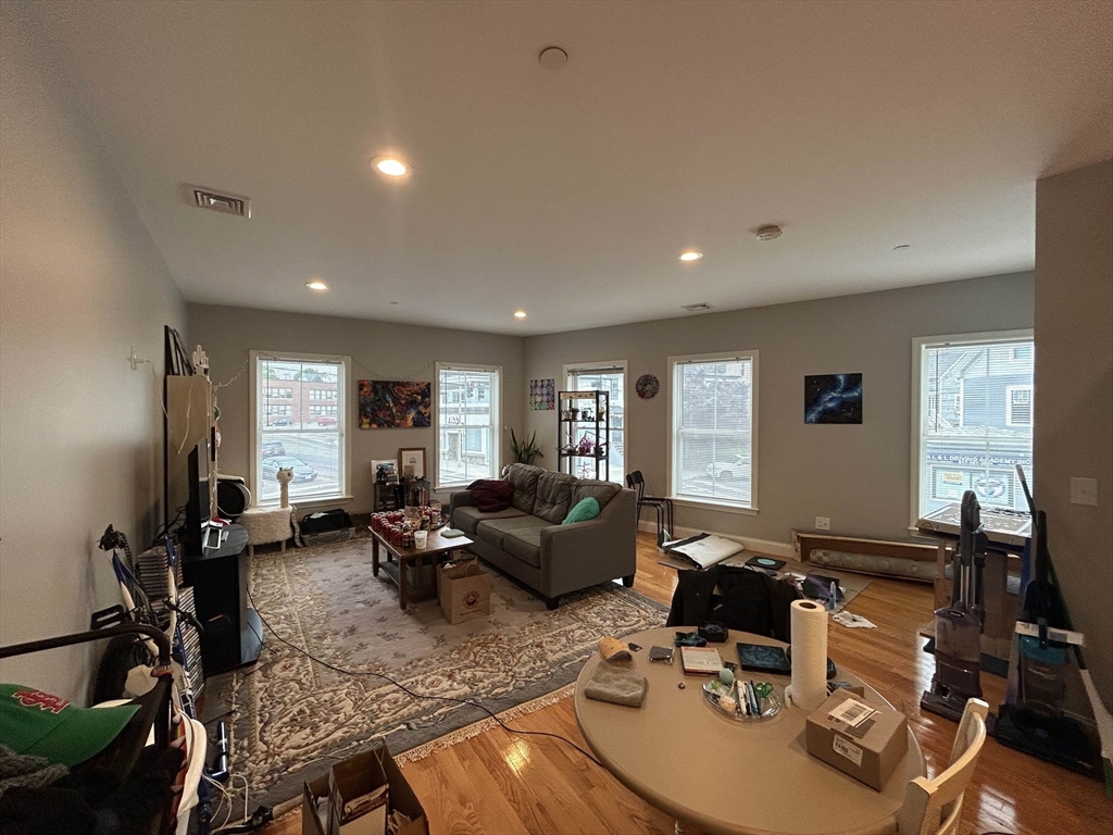 15 Dana Ave, Boston, Massachusetts, 2 Bedrooms Bedrooms, 6 Rooms Rooms,2 BathroomsBathrooms,Residential Lease,For Rent,Dana Ave,73387385