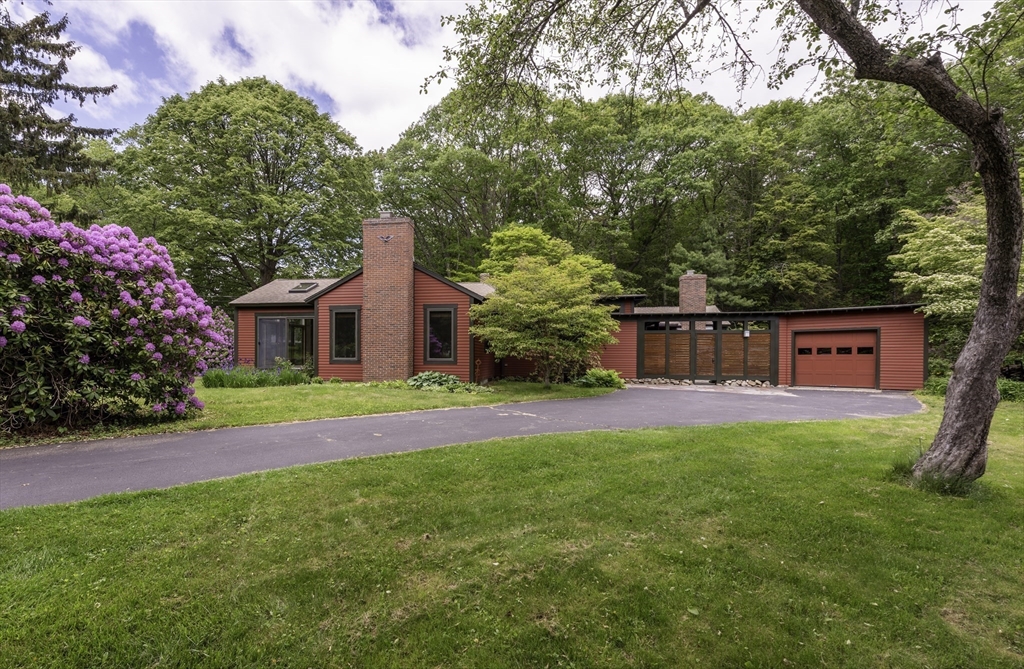 19 Walker Road, Manchester, Massachusetts, 4 Bedrooms Bedrooms, 8 Rooms Rooms,3 BathroomsBathrooms,Residential,For Sale,Walker Road,73387387