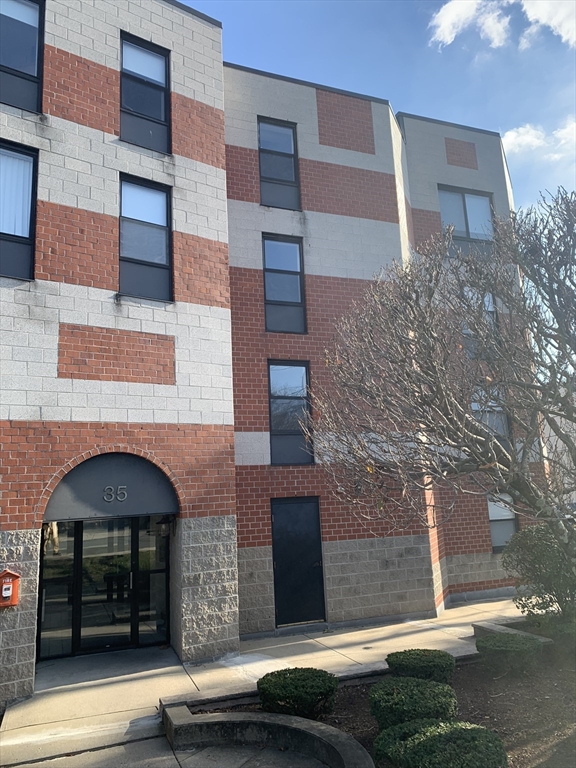 35 Vine Street, Winchester, Massachusetts, 1 Bedroom Bedrooms, 3 Rooms Rooms,1 BathroomBathrooms,Residential Lease,For Rent,Vine Street,73387388