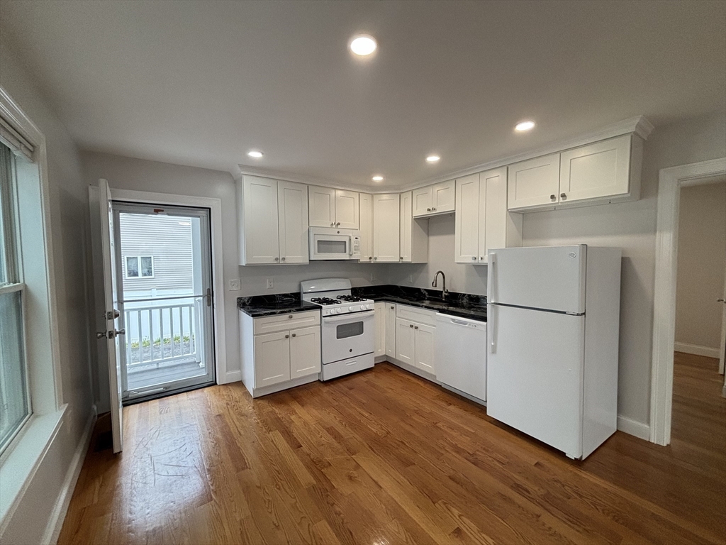 160 Bow Street, Everett, Massachusetts, 3 Bedrooms Bedrooms, 5 Rooms Rooms,1 BathroomBathrooms,Residential Lease,For Rent,Bow Street,73387391