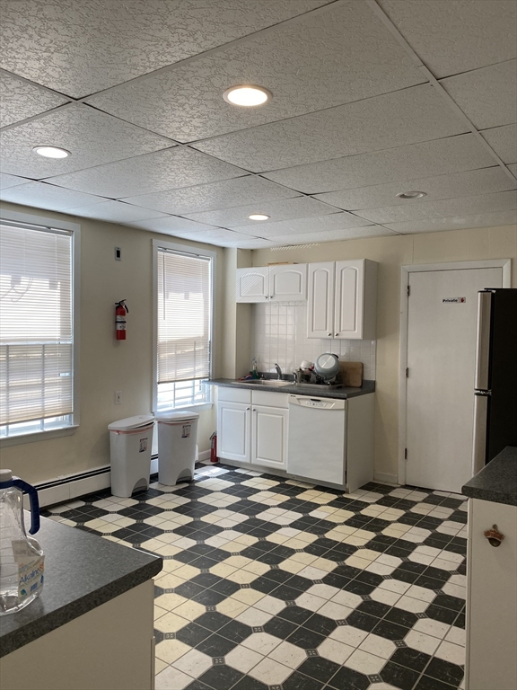 214 Broadway, Cambridge, Massachusetts, 3 Bedrooms Bedrooms, 5 Rooms Rooms,1.5 BathroomsBathrooms,Residential Lease,For Rent,Broadway,73387440