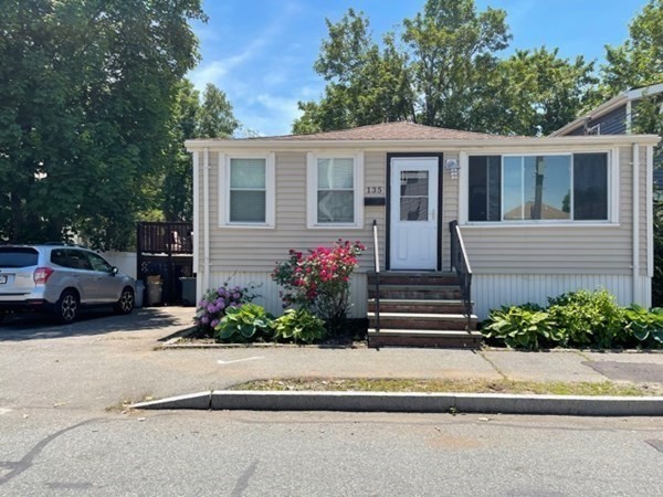 135 Darrow St, Quincy, Massachusetts, 3 Bedrooms Bedrooms, 7 Rooms Rooms,1 BathroomBathrooms,Residential Lease,For Rent,Darrow St,73387481