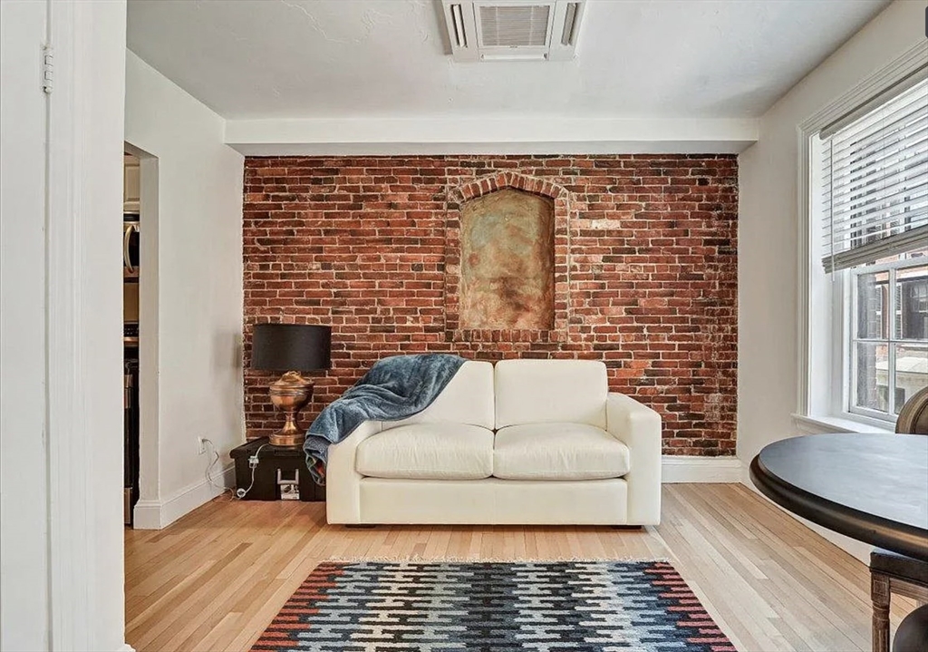 130 Myrtle St, Boston, Massachusetts, 1 Bedroom Bedrooms, 3 Rooms Rooms,1 BathroomBathrooms,Residential Lease,For Rent,Myrtle St,73387715