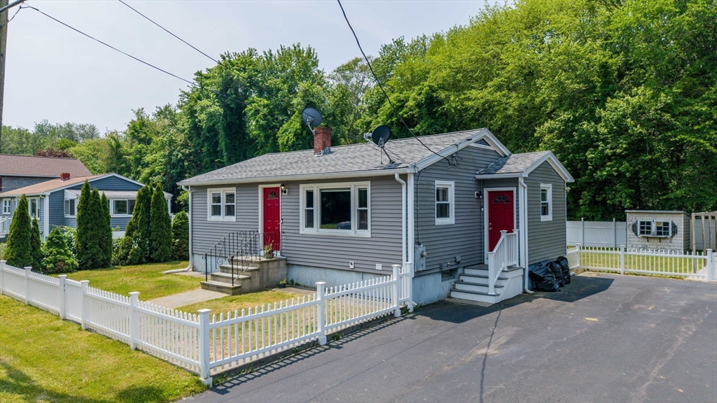 101 Alpha St, Dartmouth, Massachusetts, 2 Bedrooms Bedrooms, 5 Rooms Rooms,1 BathroomBathrooms,Residential,For Sale,Alpha St,73387806