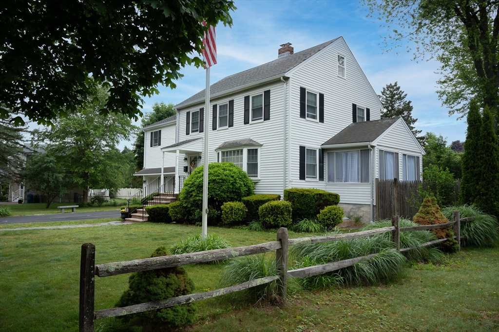15 California Ave, Milton, Massachusetts, 6 Bedrooms Bedrooms, 10 Rooms Rooms,2.5 BathroomsBathrooms,Residential,For Sale,California Ave,73389333