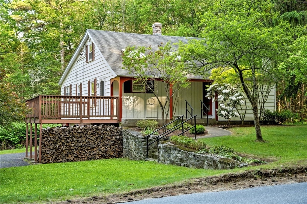 39 Mashapaug Rd, Sturbridge, Massachusetts, 3 Bedrooms Bedrooms, 6 Rooms Rooms,2 BathroomsBathrooms,Residential,For Sale,Mashapaug Rd,73389336