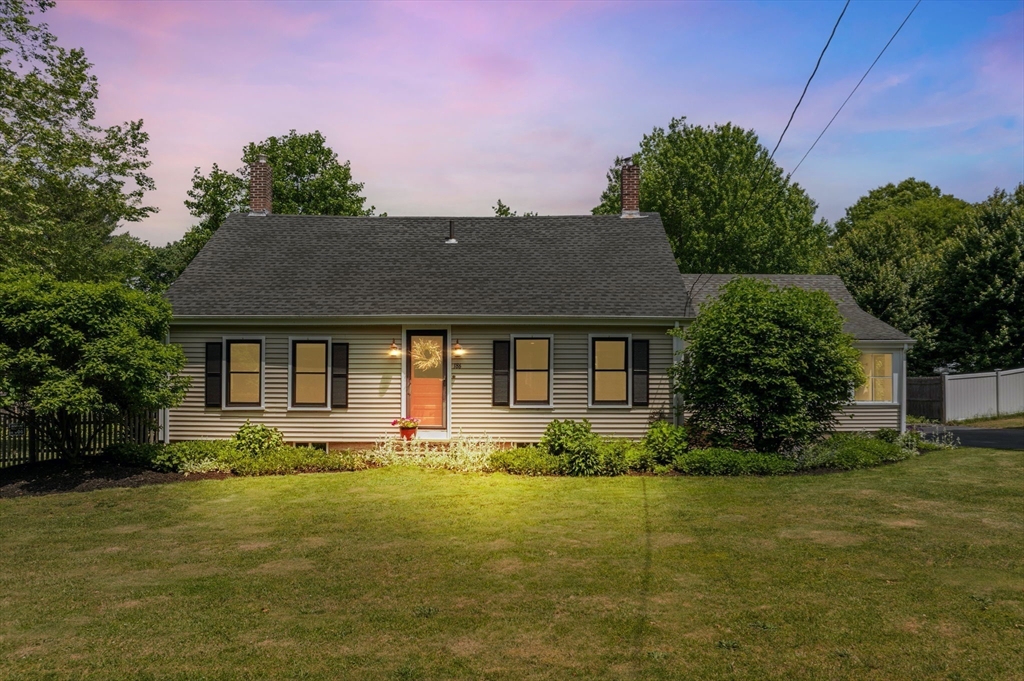 186 White St, Raynham, Massachusetts, 3 Bedrooms Bedrooms, 7 Rooms Rooms,1.5 BathroomsBathrooms,Residential,For Sale,White St,73389305